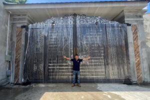 CHIẾC CỔNG LỚN 6 MÉT – ĐÃ ĐƯỢC RUSTER “CÂN” GỌN GÀNG