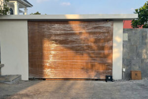 Trải Nghiệm Không Gian Sống Hiện Đại Tại Nhà Vườn – Với Cổng Tự Động Ruster