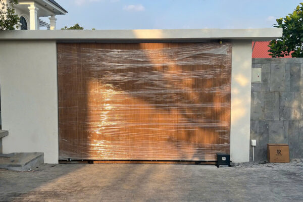 Trải Nghiệm Không Gian Sống Hiện Đại Tại Nhà Vườn – Với Cổng Tự Động Ruster